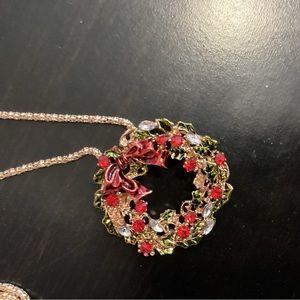 Wreath necklace with 8” chain